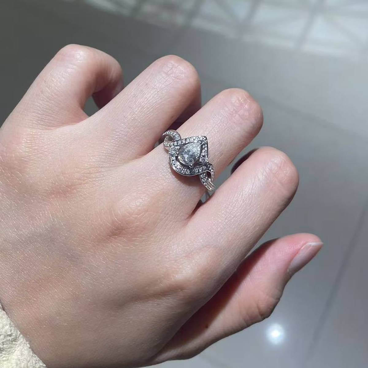 扭臂包镶水滴钻女戒S925银镀白金定制选款主石莫桑钻0.8ct/副石高碳钻